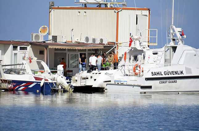 Muğla'nın Bodrum ilçesinde yasa dışı yollardan Yunanistan'ın Kos Adası'na geçmeye çalışan sığınmacıları taşıyan teknenin batması sonucu 17 kişinin hayatını kaybettiği bildirildi. Cenazeler Sahil Güvenlik Komutanlığına getirildi.  (Ali Ballı - Anadolu Ajansı)