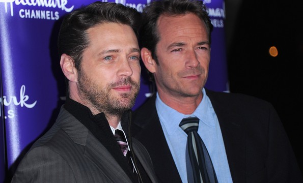 PASADENA, CA - JANUARY 07: Director Jason Priestley and actor Luke Perry arrive to Hallmark Channel's 2011 TCA Winter Tour Evening Gala on January 7, 2011 in Pasadena, California. (Photo by Alberto E. Rodriguez/Getty Images)