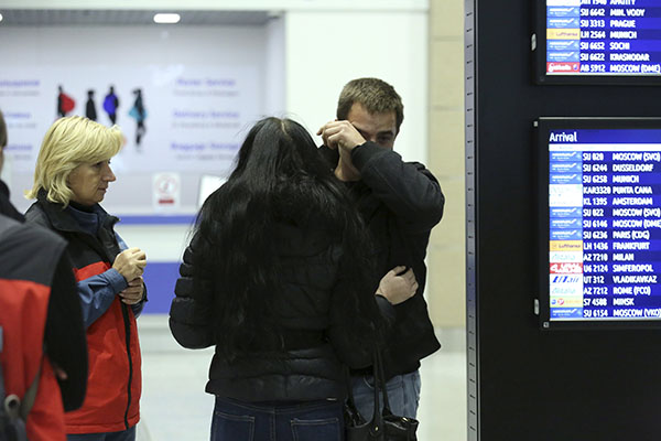A man reacts next to Russian Emergencies Ministry members at Pulkovo airport in St. Petersburg, Russia, October 31, 2015. A Russian airliner carrying 224 passengers and crew crashed in Egypt's Sinai peninsula on Saturday, the Egyptian civil aviation authority said, and a security officer who arrived at the scene said most of the passengers appeared to have been killed. The Airbus A 321, operated by Russian airline Kogalymavia, was flying from the Sinai Red Sea resort of Sharm el-Sheikh to St Petersburg in Russia when it went down in a desolate mountainous area of central Sinai soon after daybreak, the aviation ministry said. REUTERS/Peter Kovalev