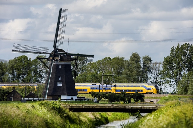 De Molens in de Tweemanspolder met op de achtergrond een NS-trein, type VIRM. Foto Photo Republic / Marco De Swart