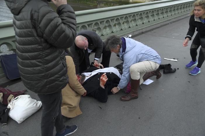Injured people are assisted after an incident on Westminster Bridge in London, March 22, 2017.  REUTERS/Toby Melville