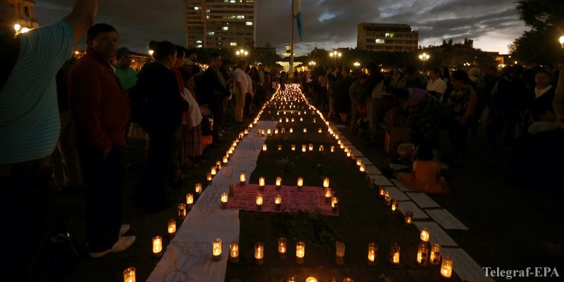 epa05839965 People light candles during a vigil commemorating the death of 34 children in a fire at an orphanage in Guatemala City, Guatemala, 09 March 2017. The number of fatalities from a fire at a children's shelter in Guatemala has climbed to 34 and it was likely to rise further, the director of the capital's Roosevelt Hospital said. The majority of the 20 shelter residents were hospitalized in serious condition as they suffered third and fourth-degree burns and respiratory problems, Carlos Soto said during a press conference.  EPA/ESTEBAN BIBA