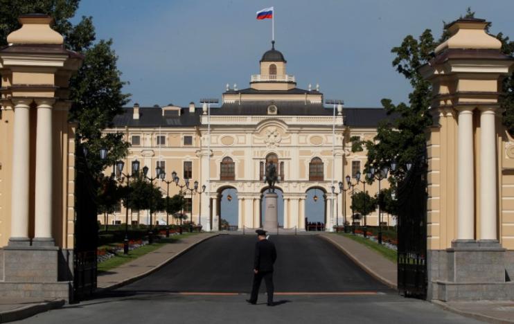 FILE PHOTO: A general view of Konstantinovsky (Konstantin) Palace in the suburbs of St. Petersburg, Russia, September 1, 2013.      REUTERS/Alexander Demianchuk/File Photo