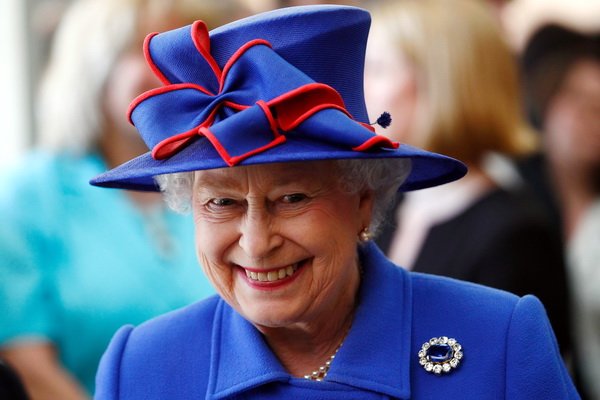 Britain's Queen Elizabeth II smiles during a visit to open the Sainsbury Laboratory for Plant Sciences in the University of Cambridge Botanic Garden, in Cambridge, England, April 27, 2011.  The Queen's grandson Prince William weds his fiancee Kate Middleton in a Royal wedding ceremony on April 29.  REUTERS/Andrew Winning (BRITAIN - Tags: ROYALS PROFILE SOCIETY ENTERTAINMENT POLITICS)
